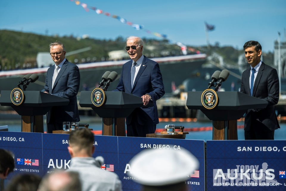 조 바이든 대통령, 리시 수르낙 영국 총리, 앤서니 알바니즈 호주 총리가 2023년 3월 13일 캘리포니아주 샌디에이고에서 열린 AUKUS 양자 회담에서 연설하고 있다.(사진:U.S.DOD)
