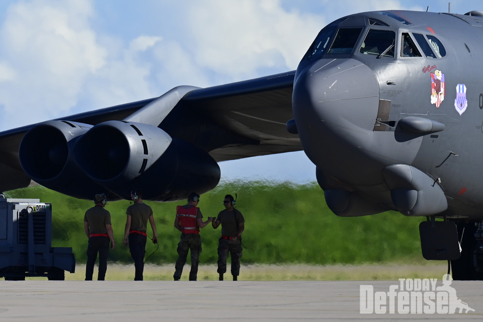 제96항공정비대대 소속 공군 장병들이 2024년 4월 3일 루이지애나주 바크데일 공군기지에 배치된 B-52 폭격기가 디에고 가르시아 해군 지원 시설에서 폭격기 태스크포스 임무를 마치고 귀국하기 위해 준비하고 있다.(사진:U.S.Air Force)