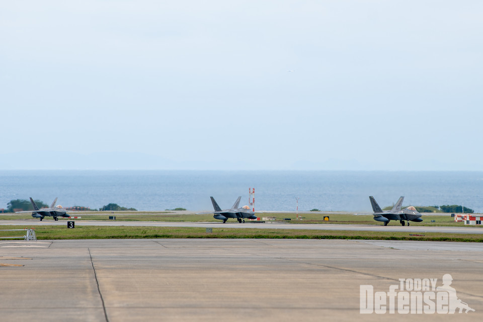 제199전투비행대와 제19전투비행대대 소속의 미 공군 F-22A 랩터 3대가 2024년 3월 28일 일본 가데나 공군기지에 착륙했다.(사진:U.S.Air Force)
