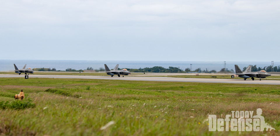 제19, 199 전투비행대대 소속의 미공군 F-22A 랩터 3대가2024년 3월 28일 일본 가데나 공군기지에 착륙해서 택싱하고 있다.(사진:U.S.Air Force)