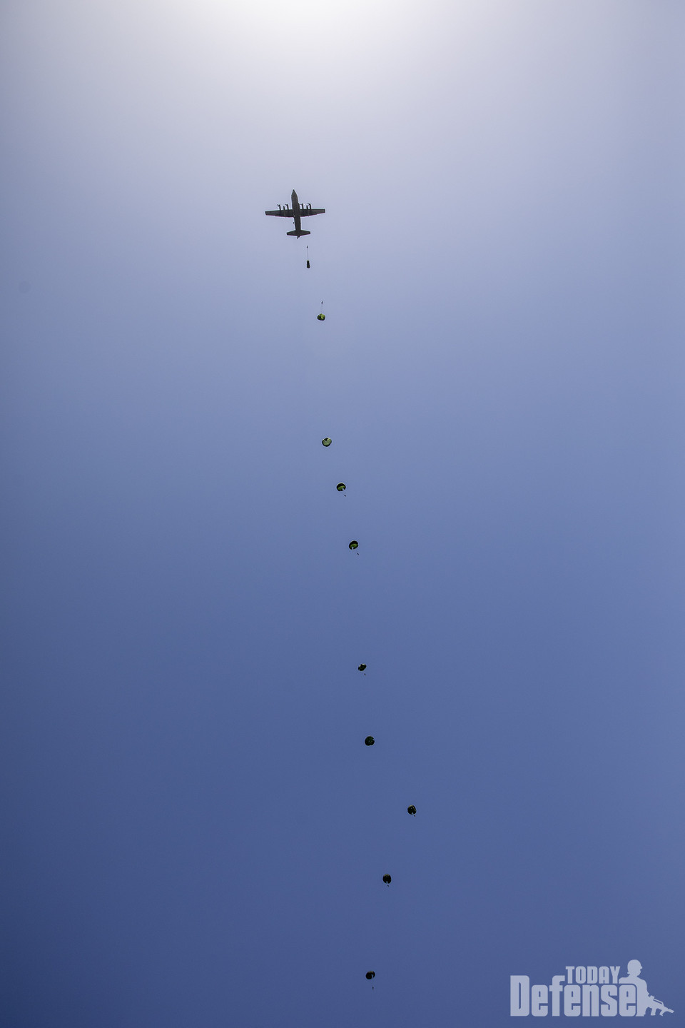 한미 특전대원들이 4월 18일, 오산비행장에서 연합공중침투훈련 간 강하를 실시하고 있다.(사진:육군)