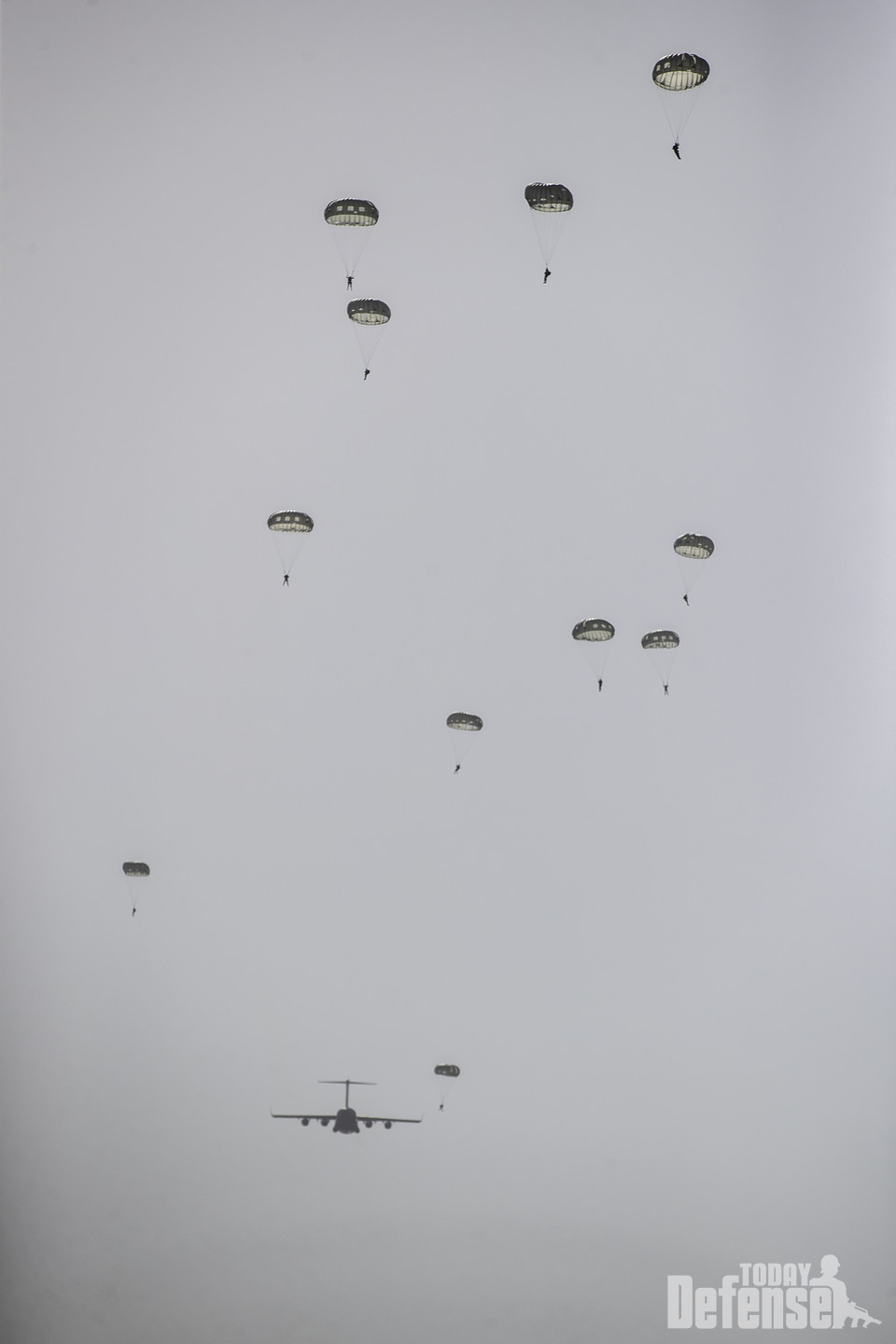 한미 특전대원들이 4월 18일, 오산비행장에서 연합공중침투훈련 간 강하를 실시하고 있다.(사진:육군)