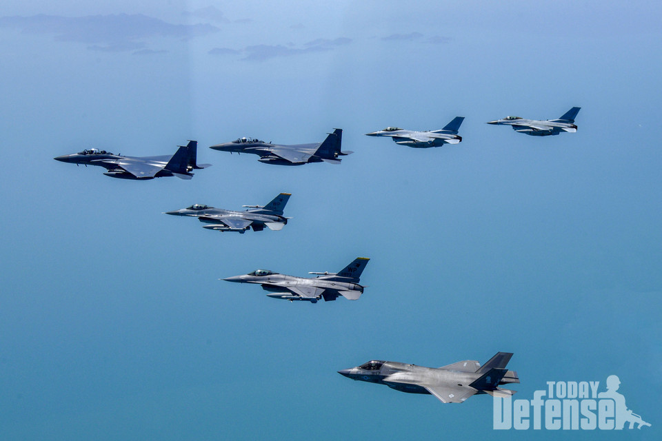 서해 상공에서 함께 임무를 수행하고 있는 한미 전투기들. 비행편대는 왼쪽부터 미해병대 F-35B 1기, 미공군 F-16 2기, 공군 F-15K 2기, 공군 F-16 2기 (사진:공군)