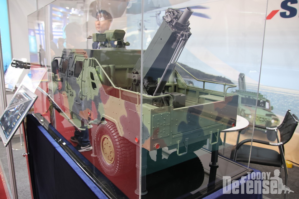 차량탑재형 120mm 박격포를 전시하고 있다.SNT다이내믹스는 신속연구 개발사업 업체로 선정되었다(사진:안형진)