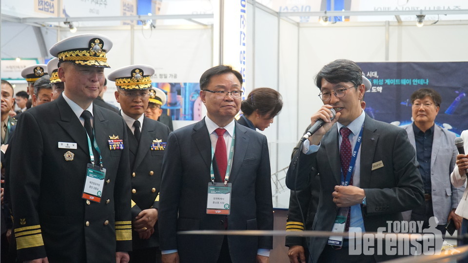 KAI 회전익사업관리실 박진석 상무(오른쪽)가 해군참모차장 강동길 중장(왼쪽)과 창원특례시 홍남표 시장(가운데)에게 KAI 회전익 제품군을 소개하고 있다.(사진:KAI)