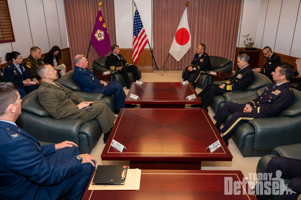 미인도 태평양 사령관, 이임 전 일본방문