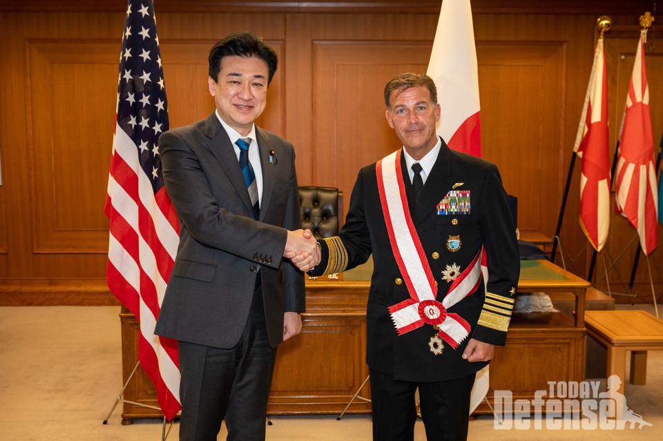 기하라 미노루 일본 방위상이 2024년 4월 22일 도쿄를 방문한 미 인도태평양사령부 사령관 존 C. 아퀼리노 장군에게 훈장을 수여하고 있다.(사진:U.SNAVY)