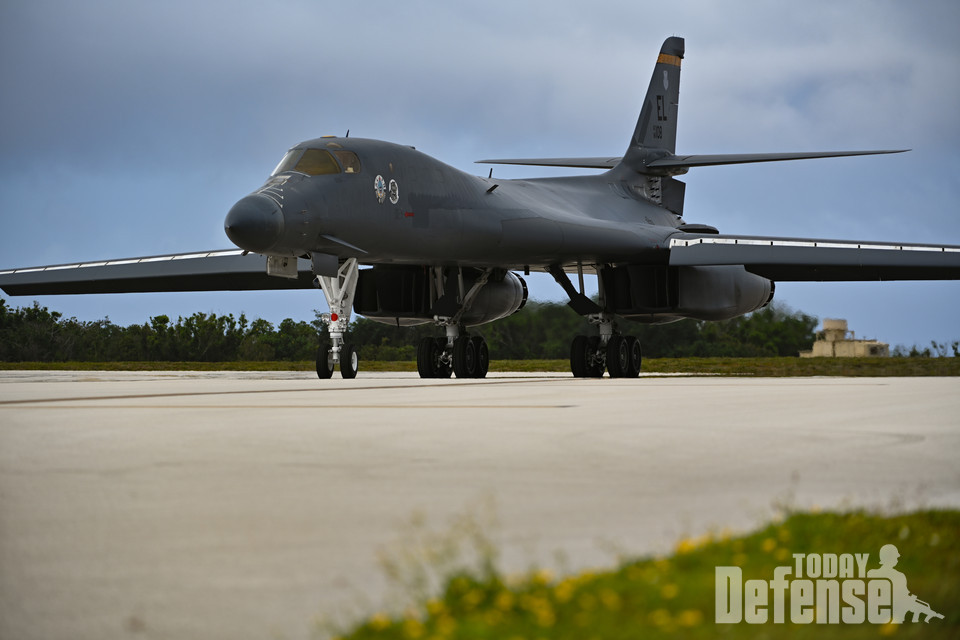 미공군, B-1B 폭격기 2대 신속기동부대 괌에 원정배치